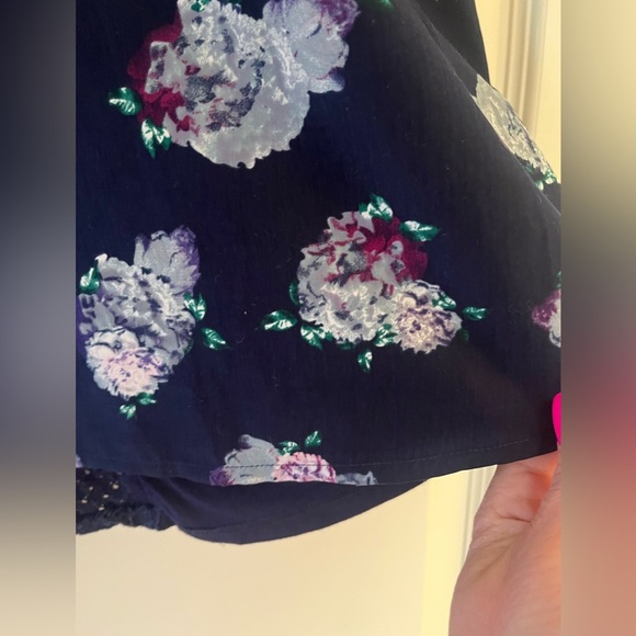 Market & Spruce Sleeveless Navy Floral Blouse Women’s Size Medium - Picture 5 of 12